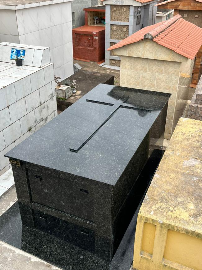 T�mulo em Granito Verde Ubatuba 